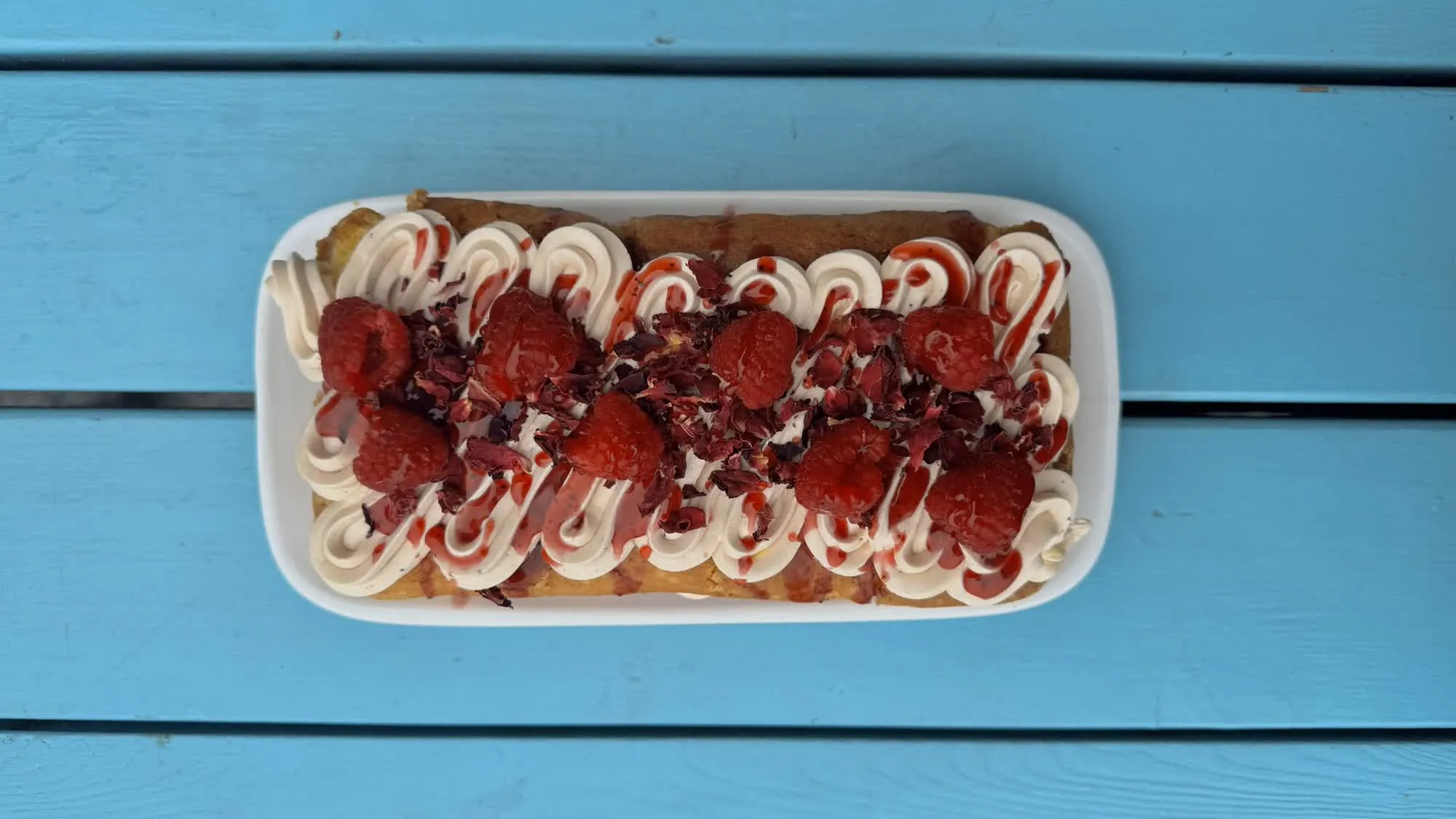 Raspberry and cream traybake