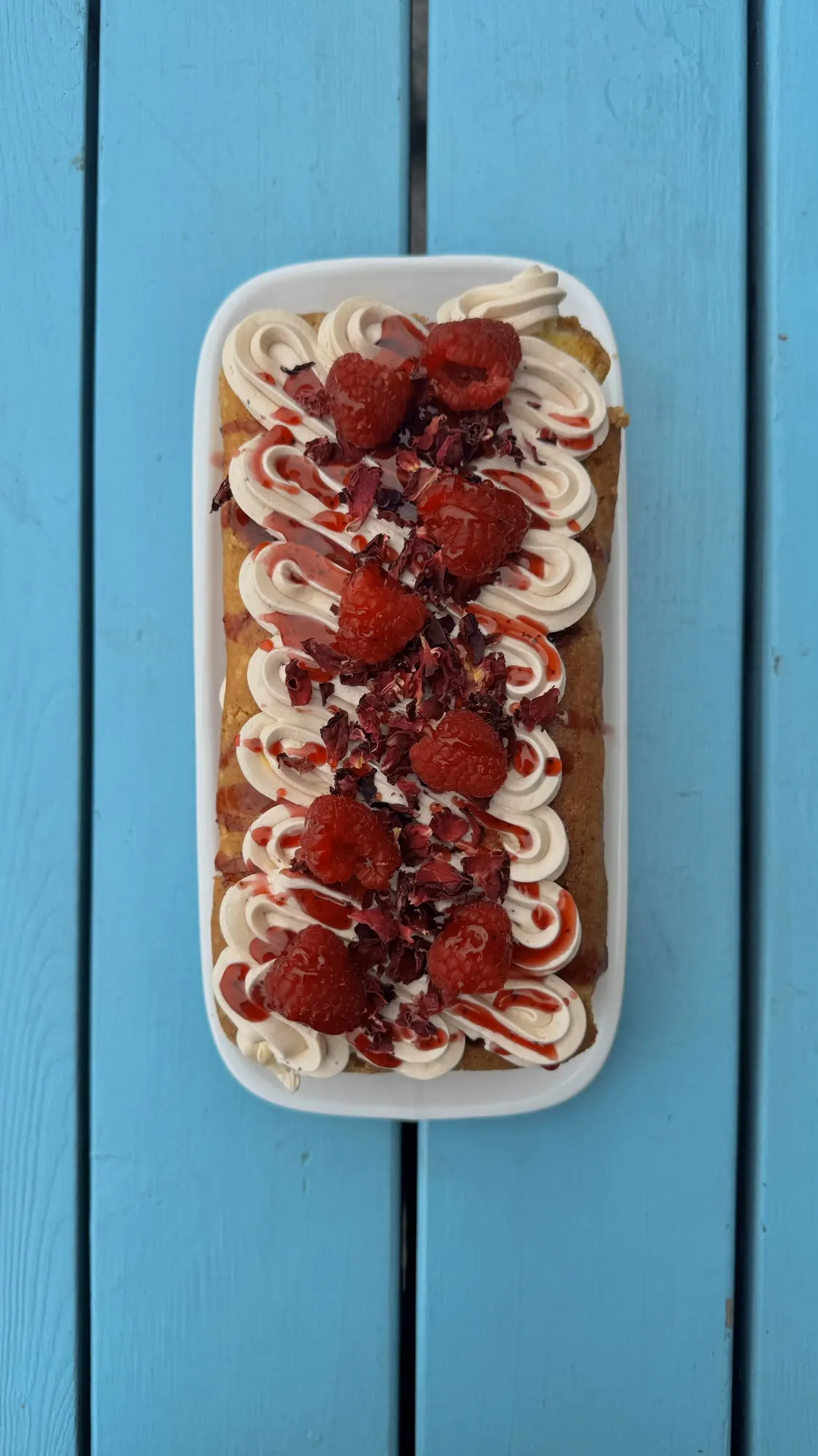 Raspberry and cream traybake